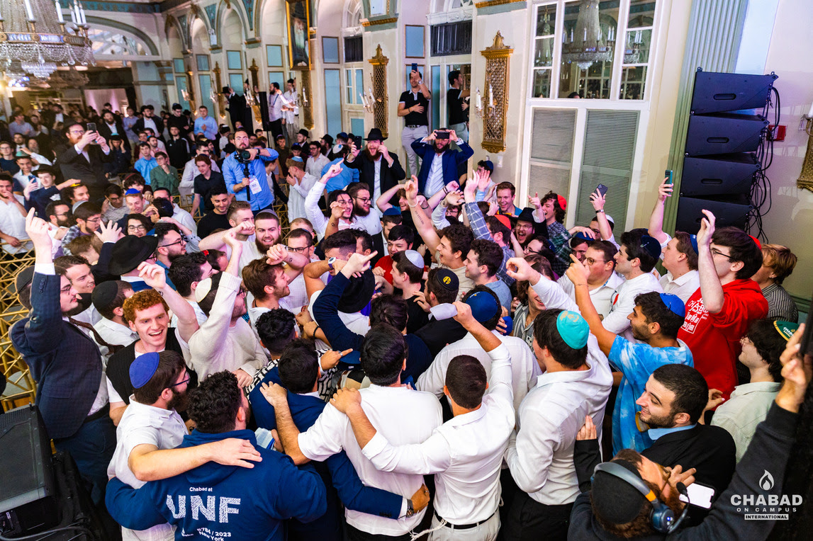 Over 2,000 Jewish college students gather at event in Brooklyn – CBS New York