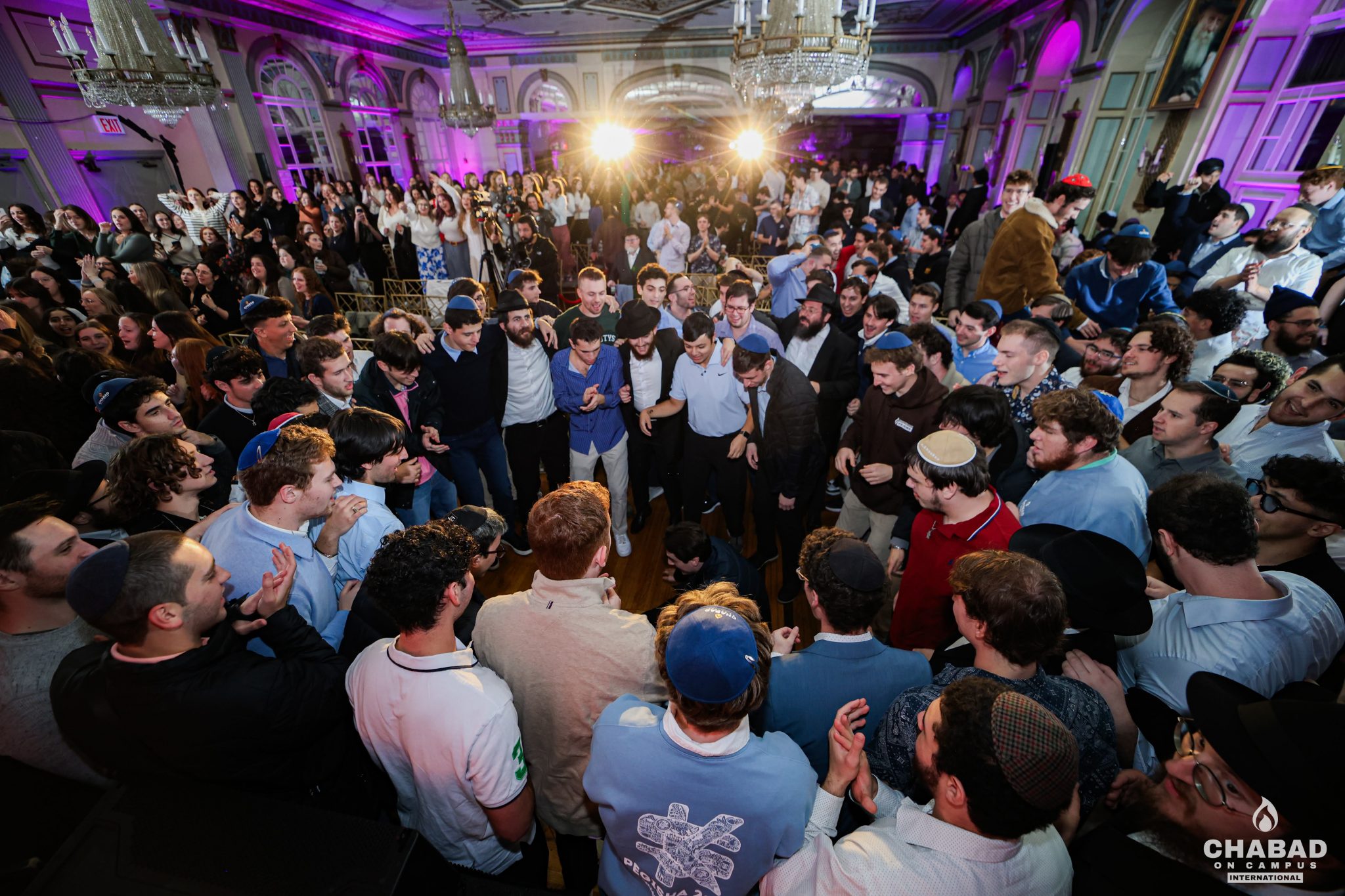 2,000 Students Gather for Chabad Campus Event