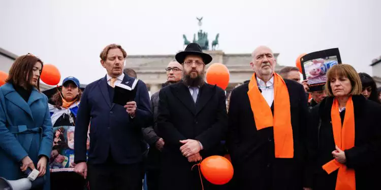 Tefillin, shabbat candles: How students remember Bibas family