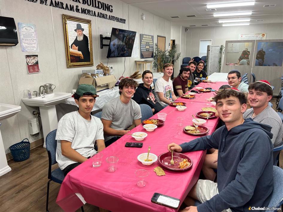 FSU Chabad Offers Refuge During Passover After Campus Shooting Leaves 2 Dead