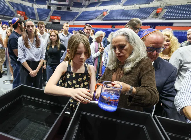 More than 1,000 attend Passover Seder on UF campus