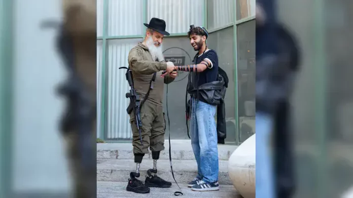Even After Losing His Legs In Landmine Explosion, Chabad Rabbi Continues To Place Tefillin